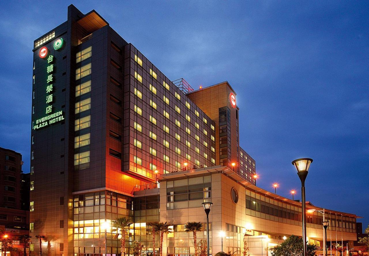 Evergreen Plaza Hotel - Тайнань Экстерьер фото The hotel at night