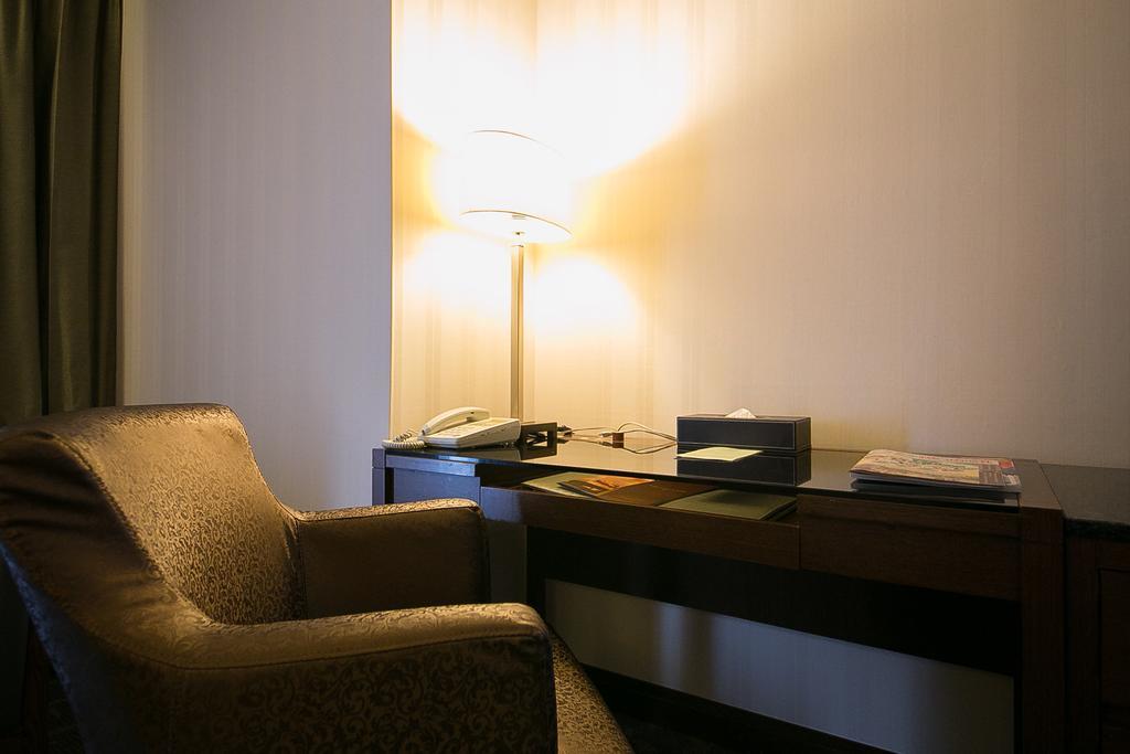 Evergreen Plaza Hotel - Тайнань Номер фото A table lamp