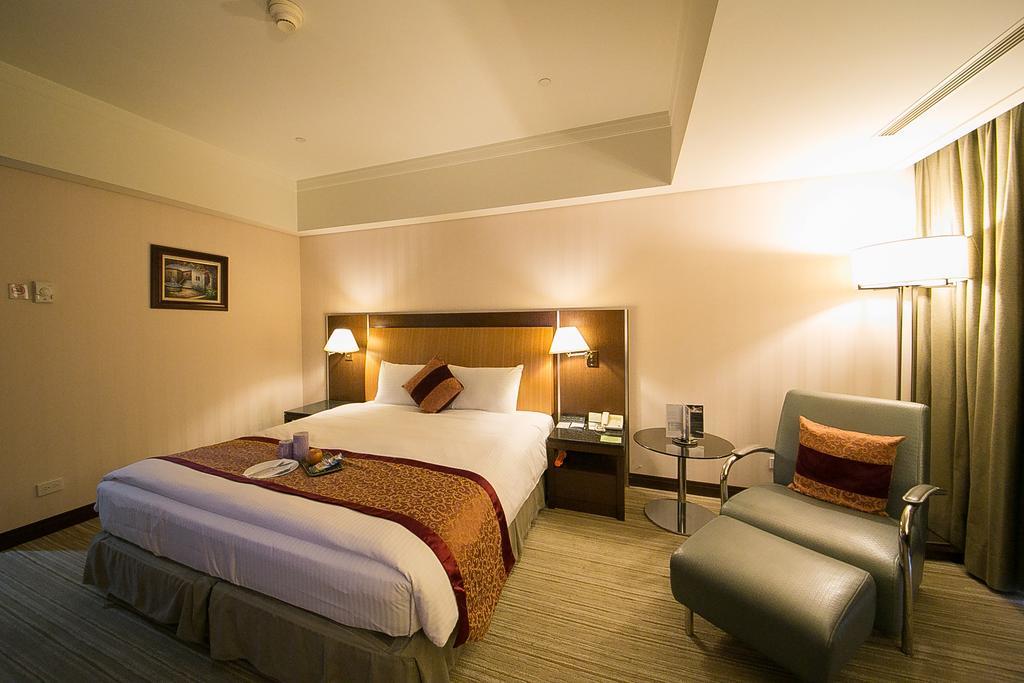 Evergreen Plaza Hotel - Тайнань Номер фото A room at the hotel