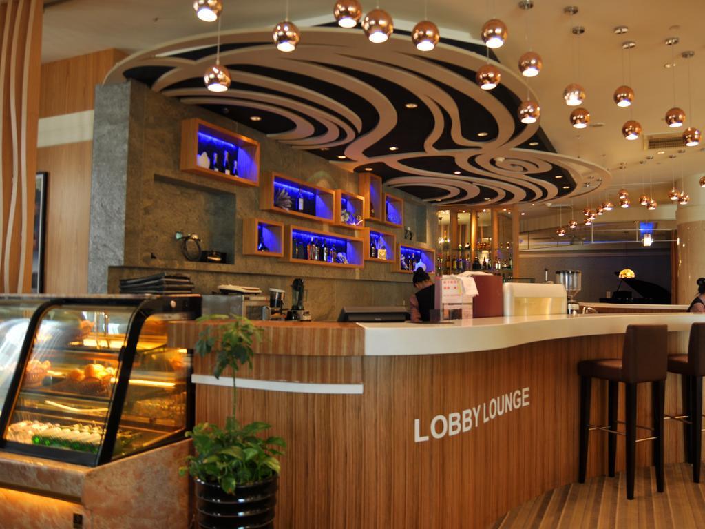 Evergreen Plaza Hotel - Тайнань Экстерьер фото Lobby Lounge