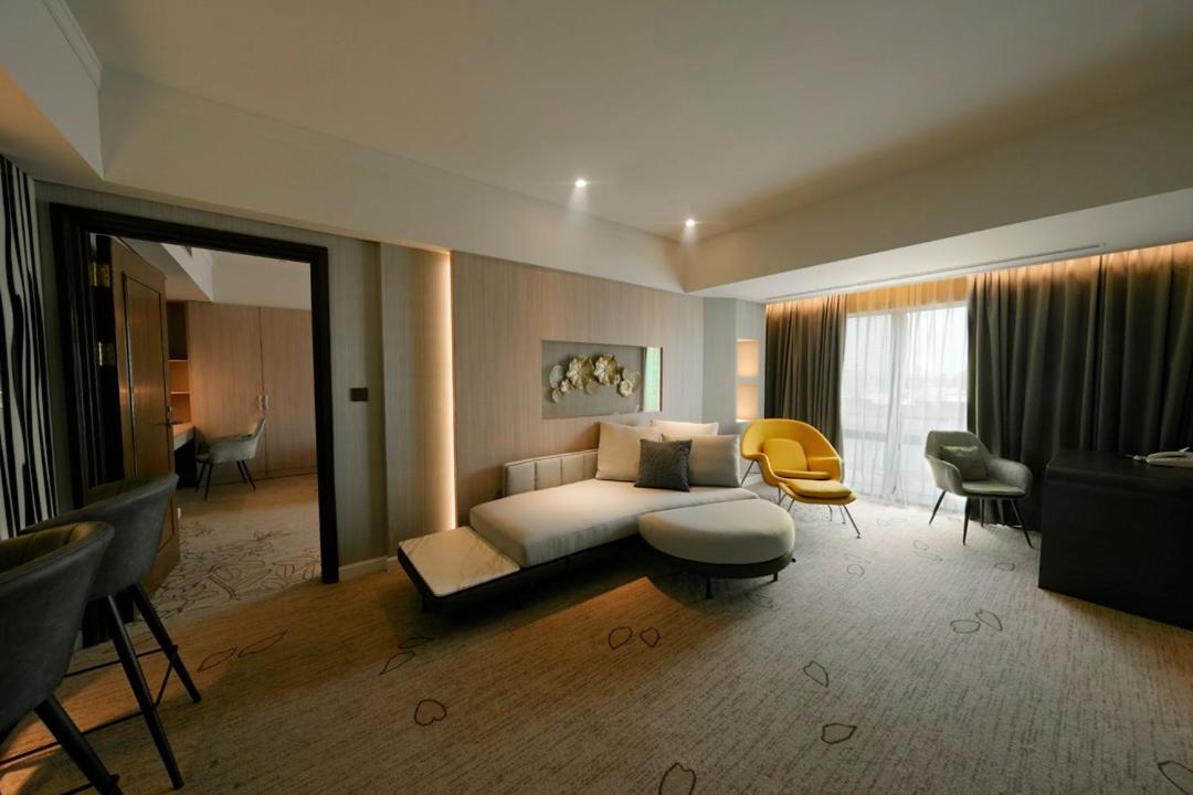 Evergreen Plaza Hotel - Тайнань Экстерьер фото A suite at the hotel