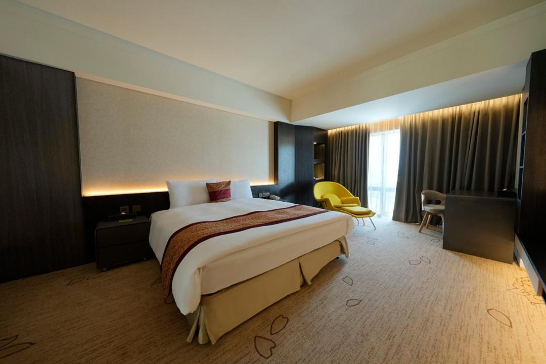 Evergreen Plaza Hotel - Тайнань Экстерьер фото Deluxe Room