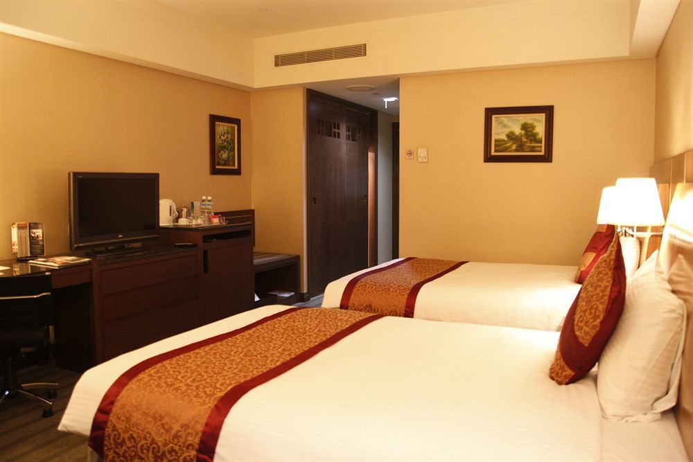Evergreen Plaza Hotel - Тайнань Экстерьер фото Deluxe Room