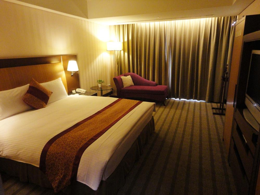 Evergreen Plaza Hotel - Тайнань Экстерьер фото Deluxe room