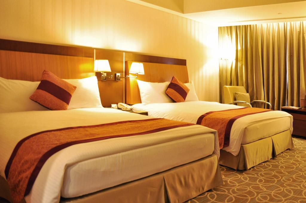 Evergreen Plaza Hotel - Тайнань Номер фото A room at the hotel