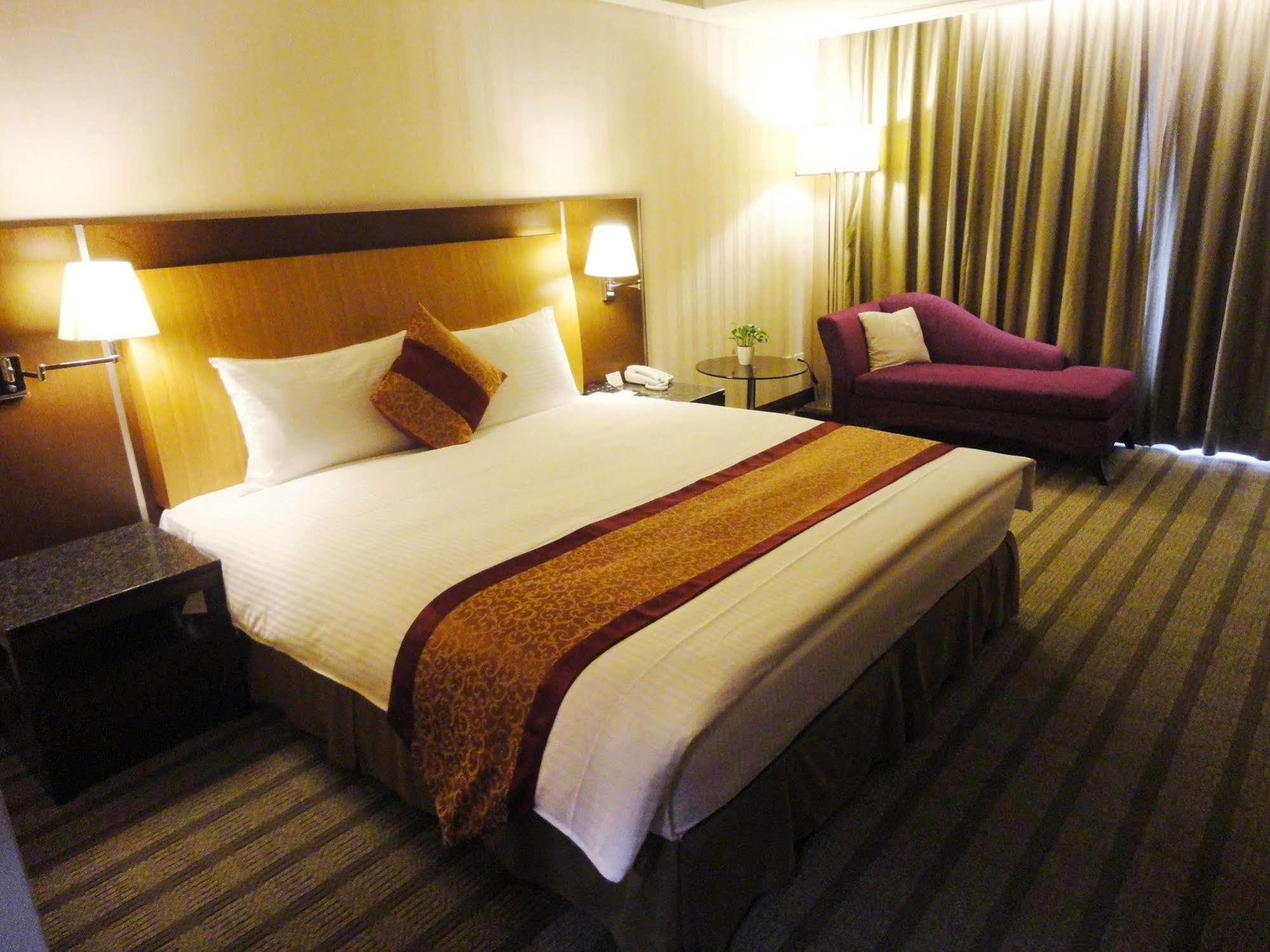 Evergreen Plaza Hotel - Тайнань Экстерьер фото Deluxe room