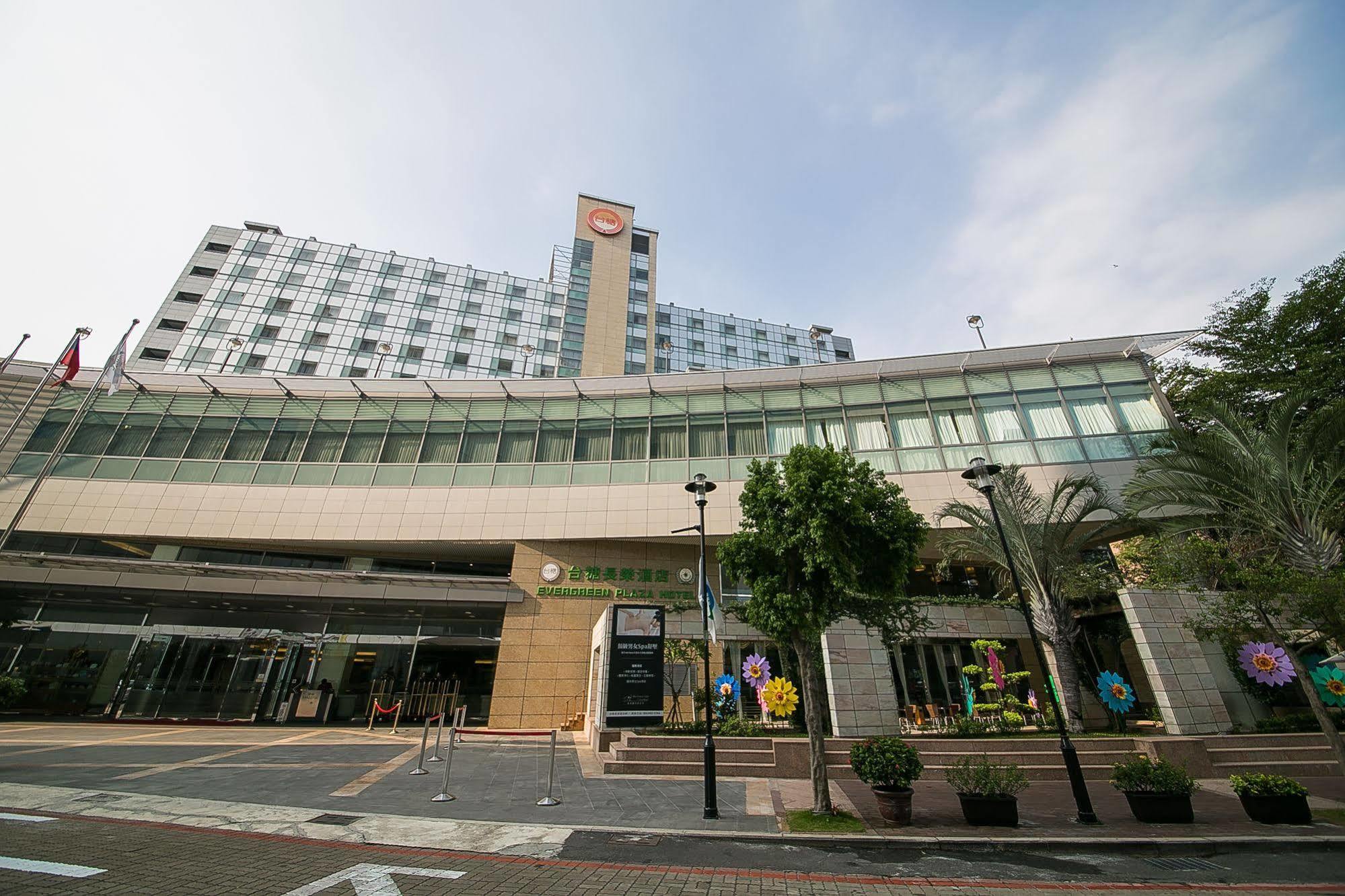 Evergreen Plaza Hotel - Тайнань Экстерьер фото The hotel in 2012
