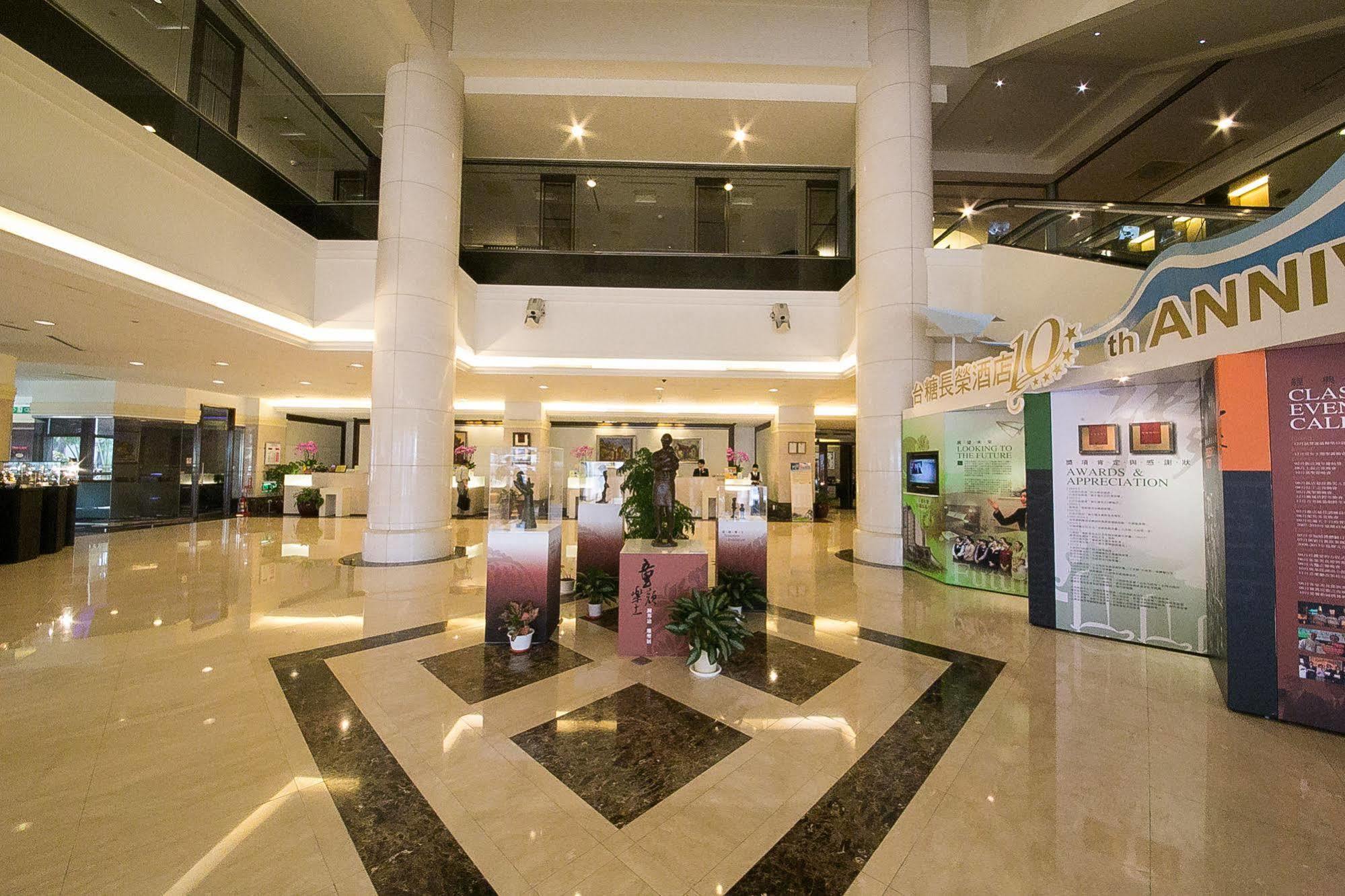 Evergreen Plaza Hotel - Тайнань Экстерьер фото Lobby