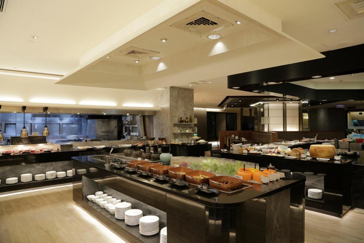 Evergreen Plaza Hotel - Тайнань Экстерьер фото The buffet at the hotel