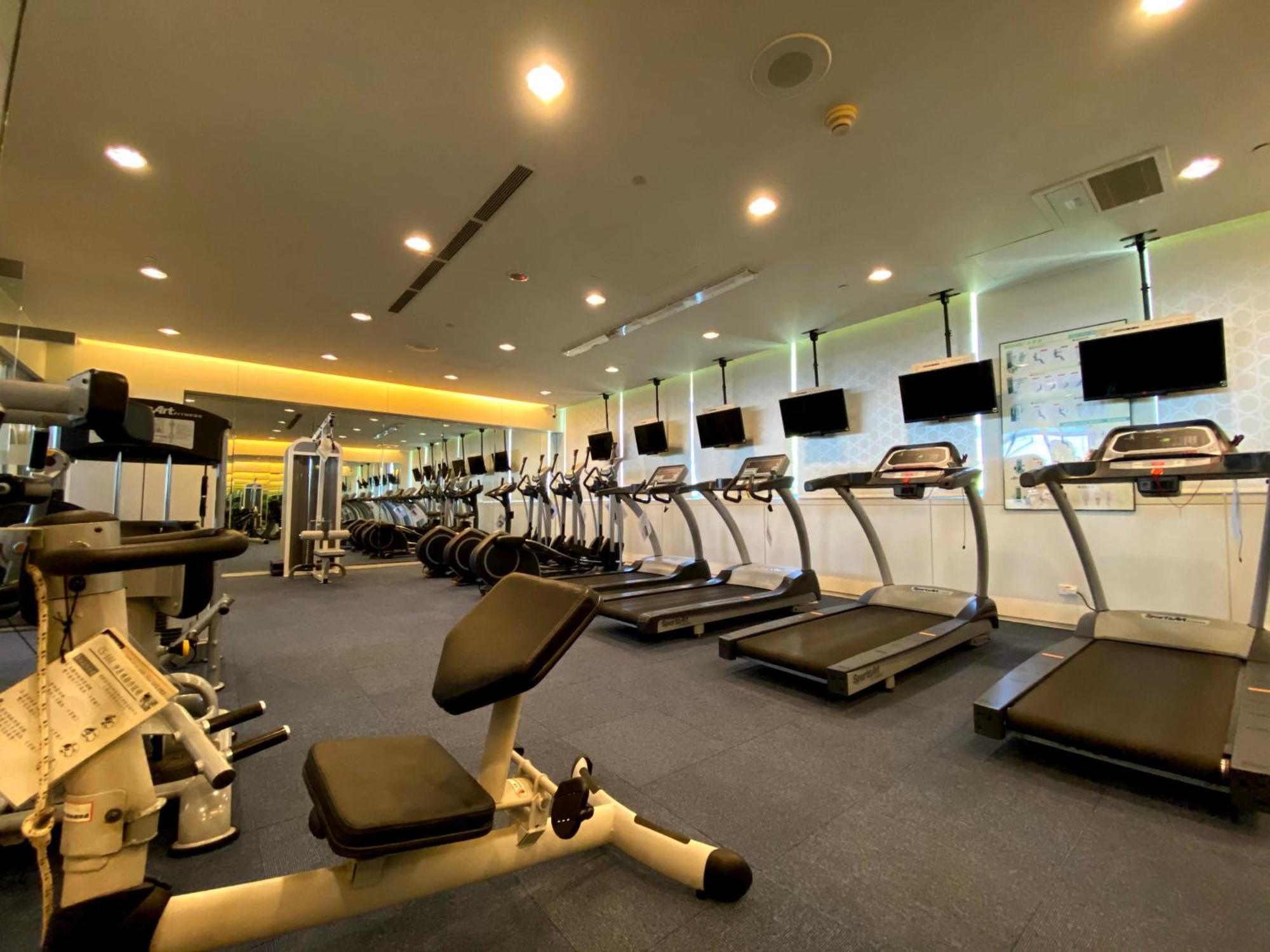 Evergreen Plaza Hotel - Тайнань Экстерьер фото The gym at the hotel